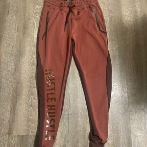 Encrypted Hustle Graphic Jogger Sweatpants – Men’s Medium – Burgundy